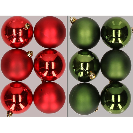 12x stuks kunststof kerstballen mix van rood en donkergroen 8 cm