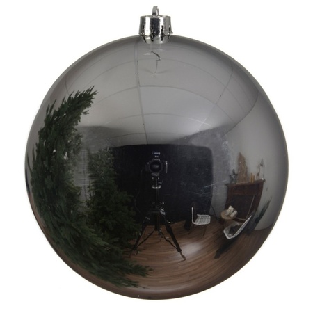 Grote kerstballen 2x stuks zilver 14 en 20 cm kunststof