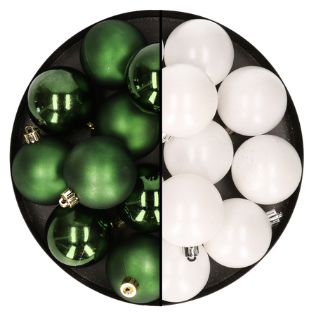 24x stuks kunststof kerstballen mix van wit en donkergroen 6 cm
