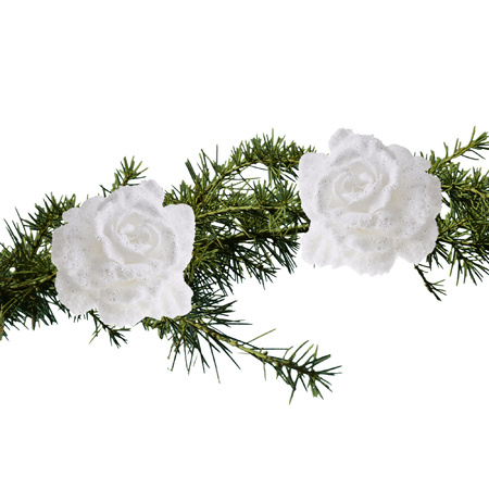 2x stuks kerstboom bloemen op clip wit en besneeuwd 10 cm