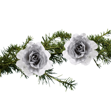 2x stuks kerstboom bloemen op clip zilver/wit en besneeuwd 18 cm