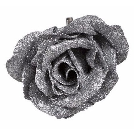 2x stuks kerstboomversiering bloemen op clip zilver en besneeuwd 9 cm
