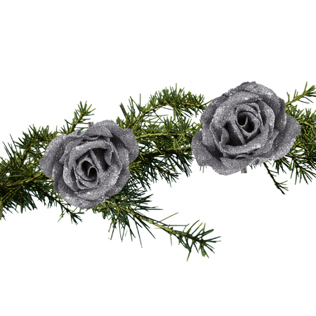 2x stuks kerstboomversiering bloemen op clip zilver en besneeuwd 9 cm
