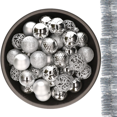 37x stuks kunststof kerstballen 6 cm met 2x stuks slingers zilver