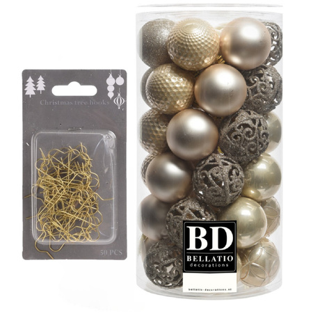 37x stuks kunststof kerstballen parel/champagne 6 cm inclusief gouden kerstboomhaakjes