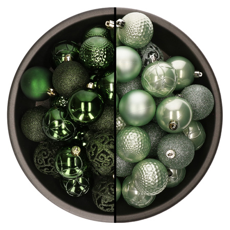 74x stuks kunststof kerstballen mix donkergroen en mintgroen 6 cm