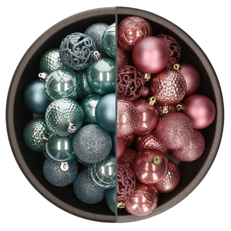 74x stuks kunststof kerstballen mix van ijsblauw en velvet roze 6 cm