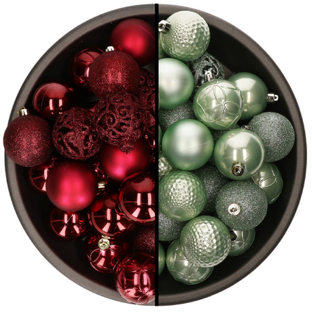 74x stuks kunststof kerstballen mix van mintgroen en donkerrood 6 cm