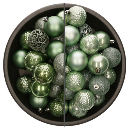 74x stuks kunststof kerstballen mix van salie groen en mintgroen 6 cm