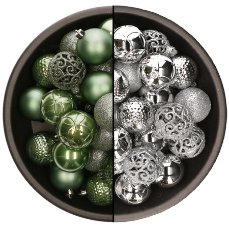 74x stuks kunststof kerstballen mix van salie groen en zilver 6 cm