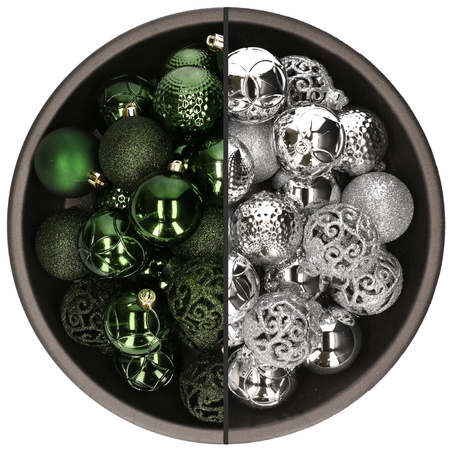 74x stuks kunststof kerstballen mix van zilver en donkergroen 6 cm