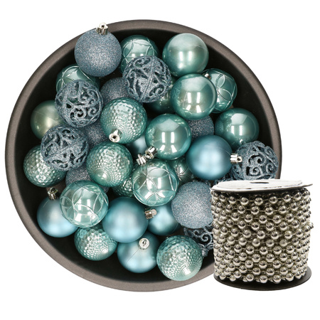 Kunststof kerstballen 37x stuks ijsblauw 6 cm en kralenslinger zilver