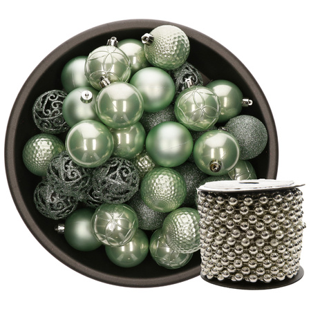 Kunststof kerstballen 37x stuks mintgroen 6 cm en kralenslinger zilver