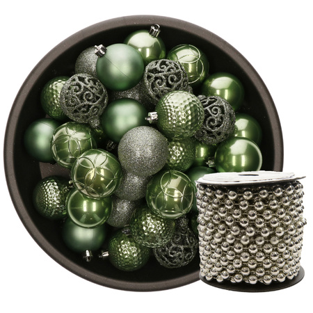 Kunststof kerstballen 37x stuks salie groen 6 cm en kralenslinger zilver