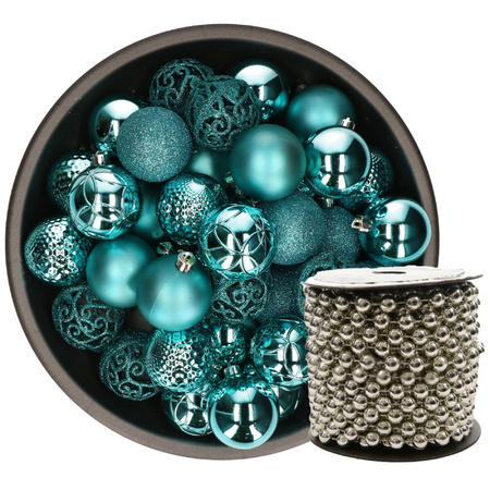 Kunststof kerstballen 37x stuks turquoise blauw 6 cm en kralenslinger zilver